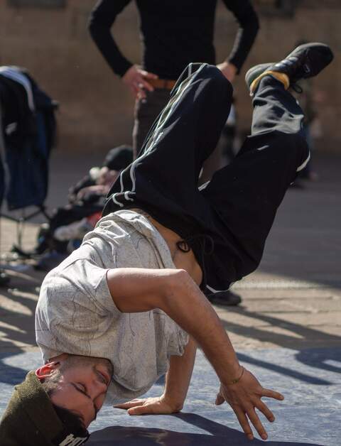 Einige Jungen tanzen Breakdance mitten auf einer Strasse in Bologna, Italien, und vor einer Kirche. | © Gettyimages.com/elebeZoom