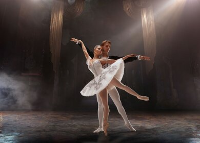 Ballett. Klassisches Ballett, das von ein paar Balletttänzern auf der Buehne des Opernhauses aufgefuehrt wird. | © Gettyimages.com/Artur Didyk