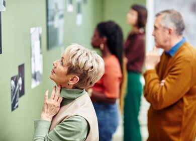 Selektive Fokusaufnahme von Senioren und Jugendlichen, die die Schwarz-Weiss-Fotoausstellung in der Galerie fuer moderne Kunst besuchen | © Gettyimages.com/SeventyFour