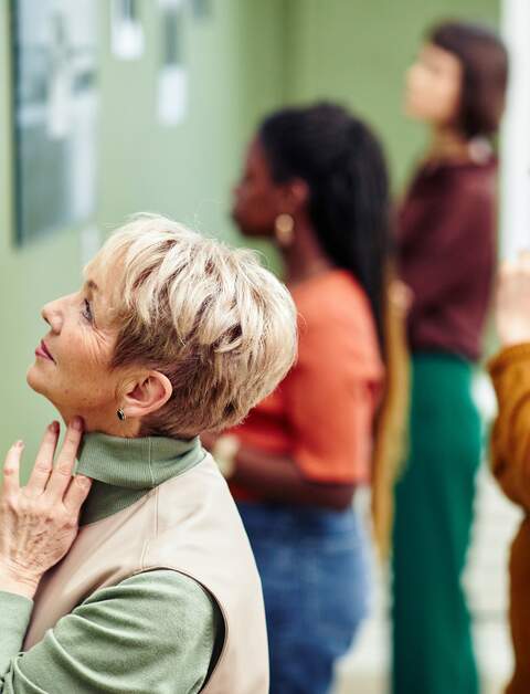 Selektive Fokusaufnahme von Senioren und Jugendlichen, die die Schwarz-Weiss-Fotoausstellung in der Galerie fuer moderne Kunst besuchen | © Gettyimages.com/SeventyFour