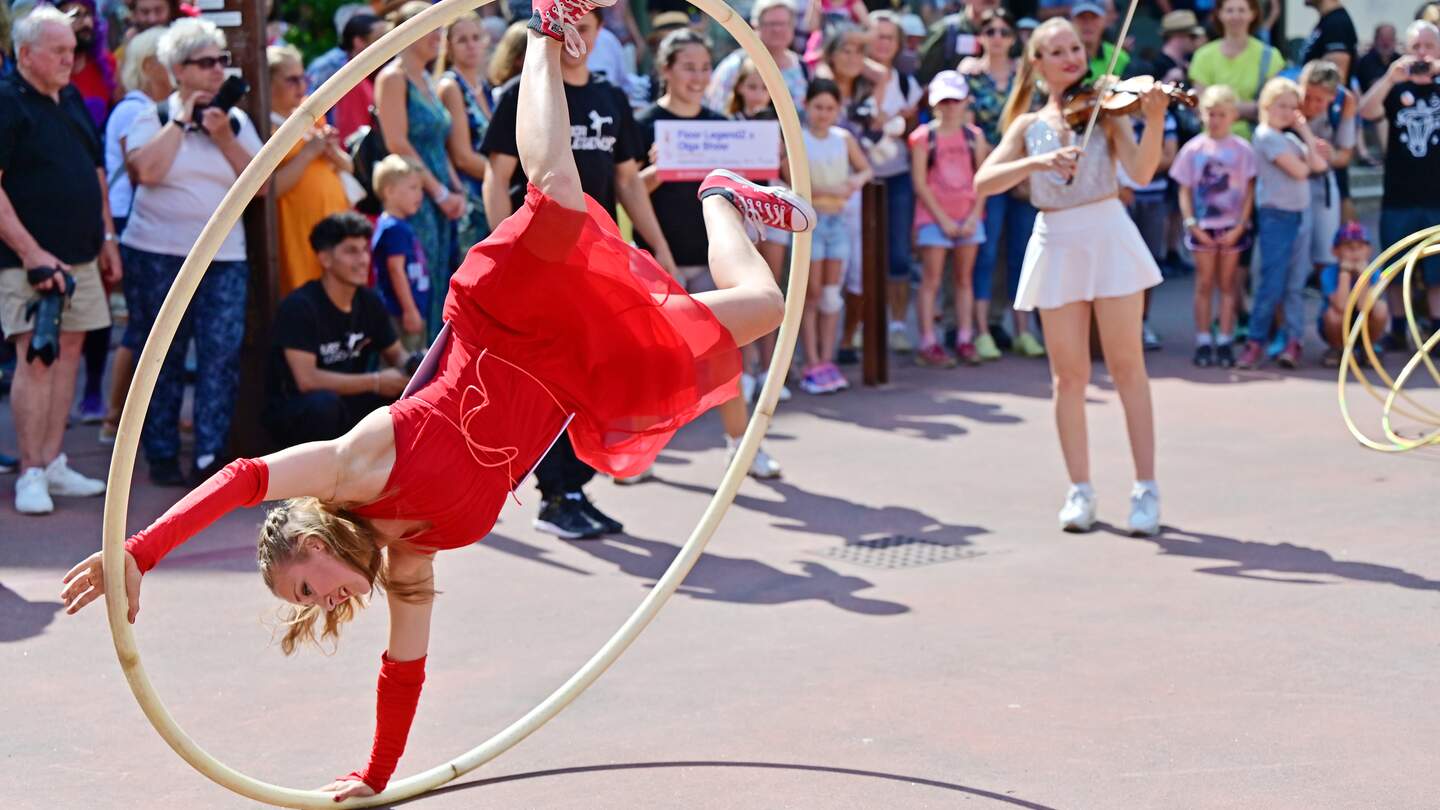 Eine Kuenstlerin beim Linz Pavement Spectacle, einem der bedeutendsten und vielfaeltigsten Street-Art-Festivals Europas | © Gettyimages.com/Spitzt-Foto