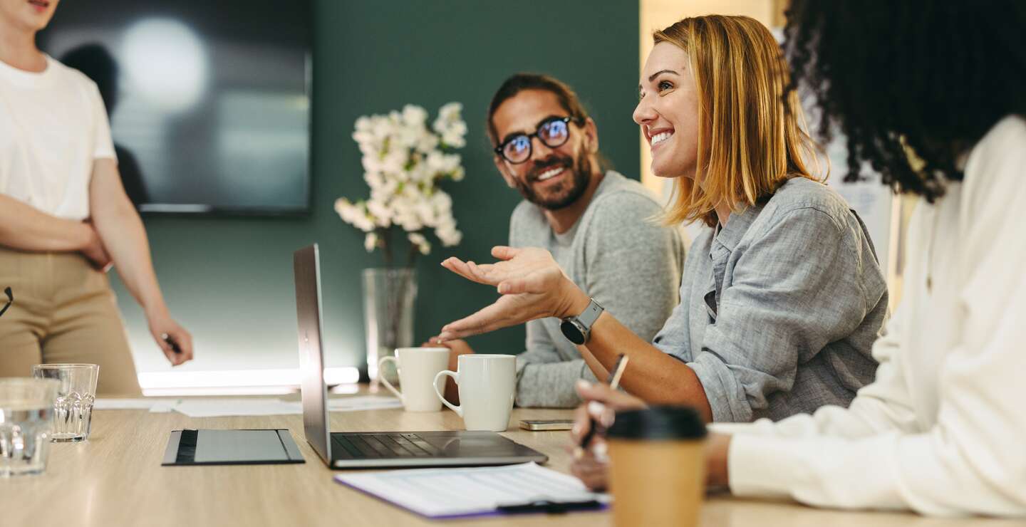 Vier Menschen an einem Tisch im Meetingraum | © gettyimages.com/jacoblund