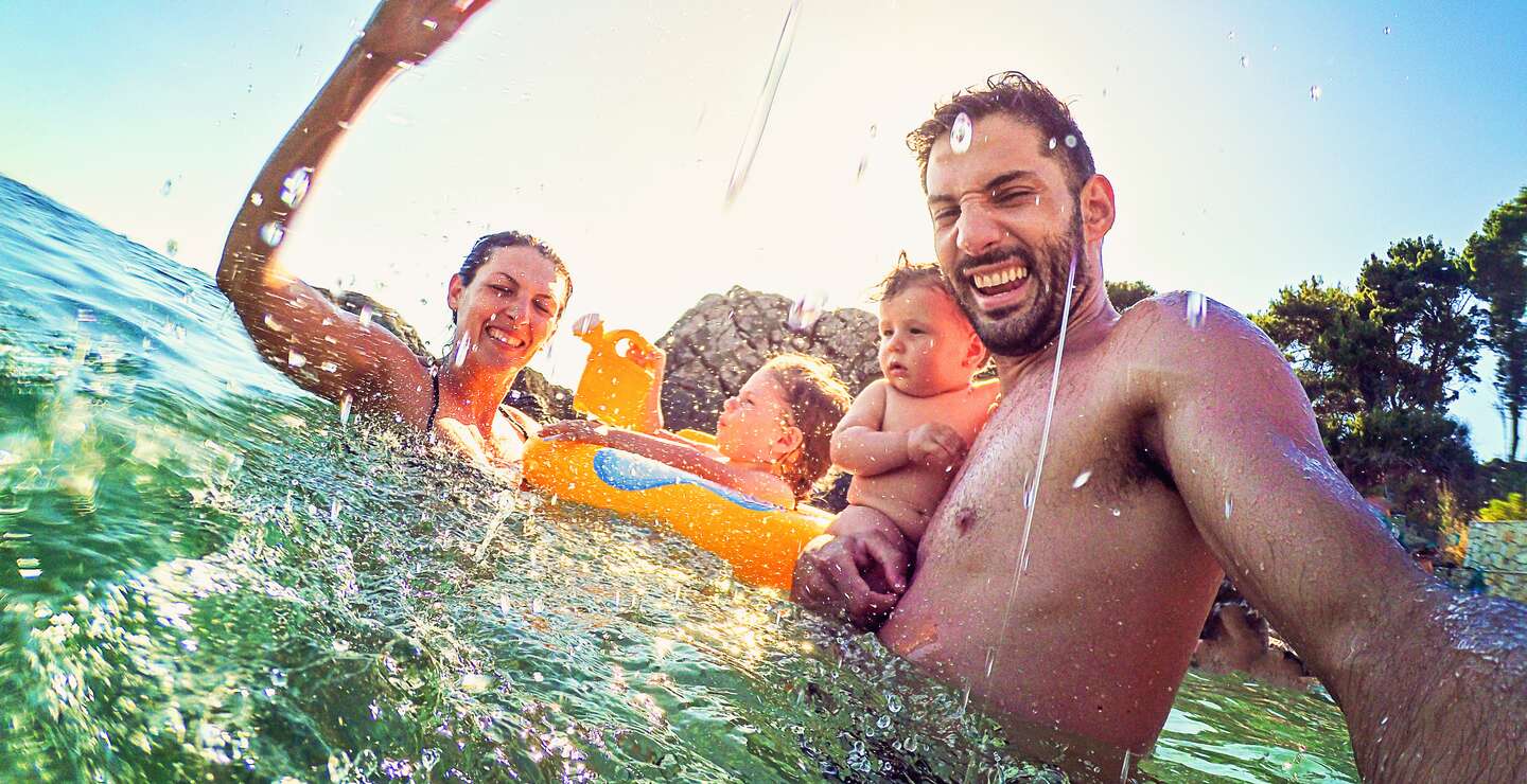 Abenteuerlicher Urlaub mit der Familie im Meer | © Gettyimages.com/gdinMika
