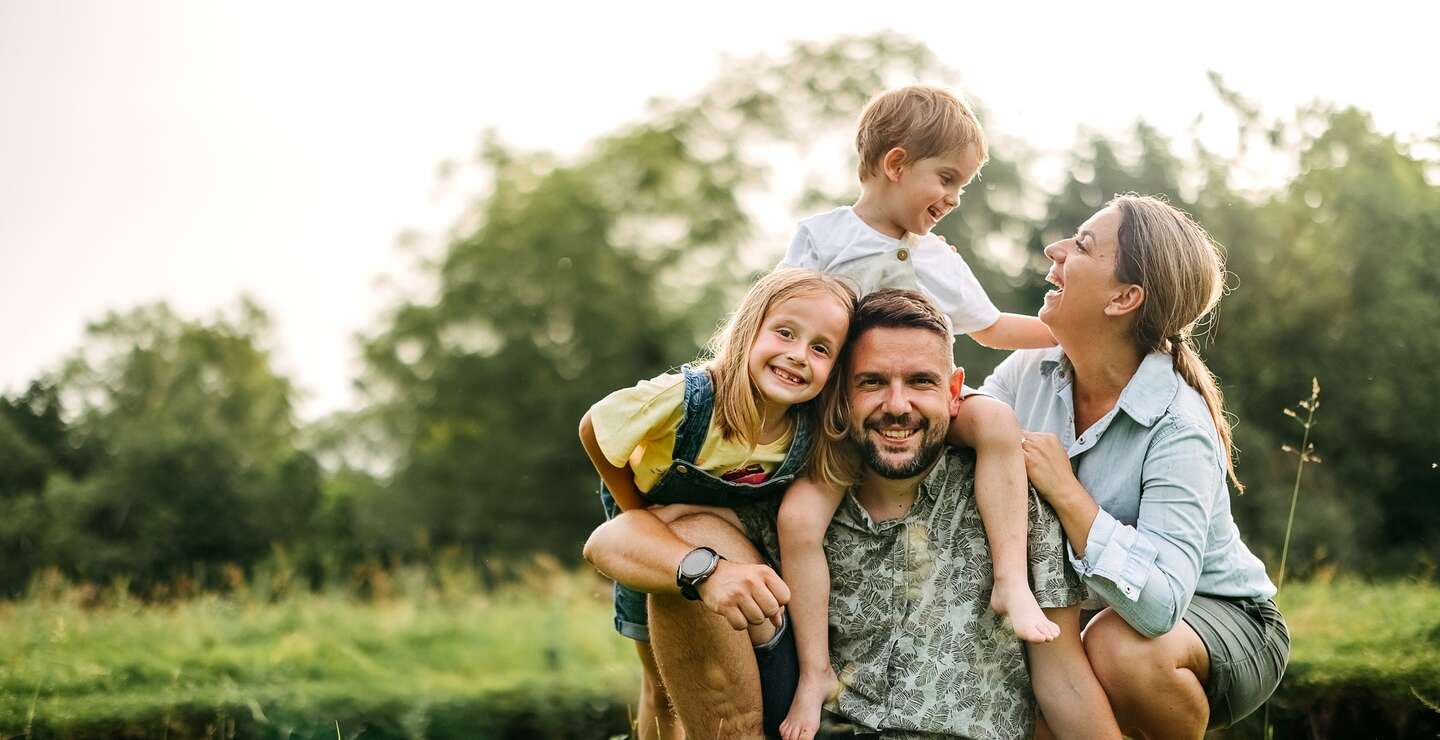 Familie mt 2 Kindern im Wald  | © Gettyimages.com/StefaNikolic