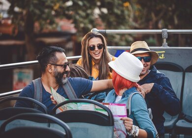 Touristen, die die Stadt in einem Reisebus erkunden | © Gettyimages.com/FluxFactory