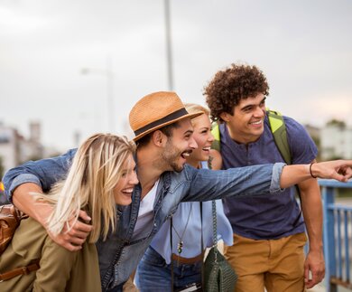 Froehliche Freunde besichtigen gemeinsam die Stadt | © Gettyimages.com/bernardbodo