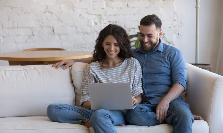 Paar bucht auf Sofa Reise | © GettyImages.com/	fizkes