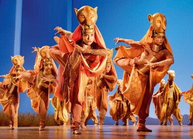 Szenenbild aus dem Musical Disneys Der Koenig der Loewen mit tanzenden Löwinnen | © Stage Entertainment/Deen van Meer