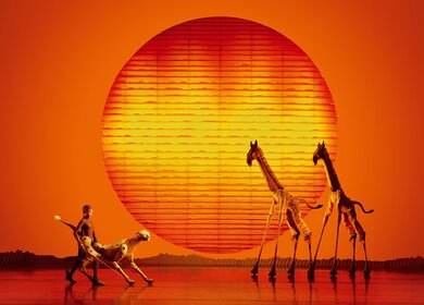 Szenenbild aus dem Musical Disneys Der Koenig der Loewen mit Tieren in der Savanne | © Stage Entertainment