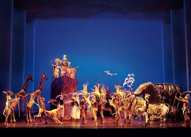 Szenenbild aus dem Musical Disneys Der König der Loewen bei dem Lied der ewige Kreis | © Stage Entertainment