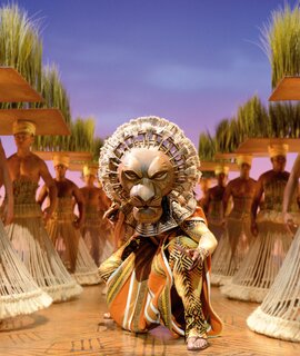 Szenenbild aus dem Musical Disneys Der Koenig der Loewen mit Loewen im Mitterlpunkt | © Stage Entertainment/Deen van Meer