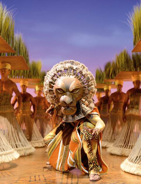 Szenenbild aus dem Musical Disneys Der Koenig der Loewen mit Loewen im Mitterlpunkt | © Stage Entertainment/Deen van Meer