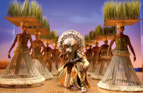Szenenbild aus dem Musical Disneys Der Koenig der Loewen mit Loewen im Mitterlpunkt | © Stage Entertainment/Deen van Meer