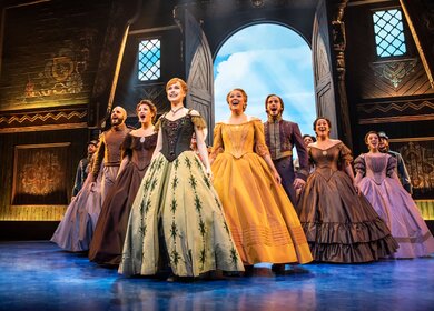 Szenenbild von Disneys Die Eiskoenigin das Musical auf dem Ball in Arendelle mit Prinzessin Anna im Vordergrund | © Stage Entertainment/Johan Persson