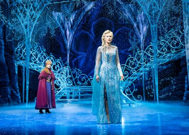 Szenenbild mit Anna und Elsa aus Disneys Die Eiskönigin – Das Musical auf der Bühne des Eispalastes  | © Stage Entertainment/Johan Persson