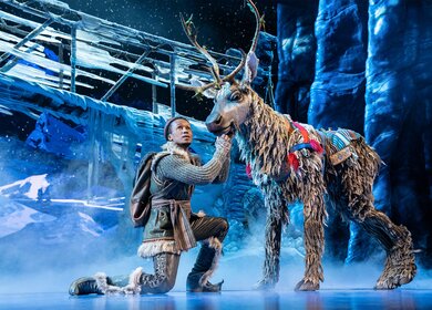 Szenenbild von Disneys Die Eiskoenigin das Musical mit Kristoff und Sven | © Johan Persson