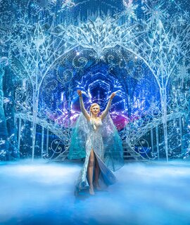 Szenenbild von Disneys Die Eiskoenigin das Musical mit Elsa im Eispalast | © Johan Persson