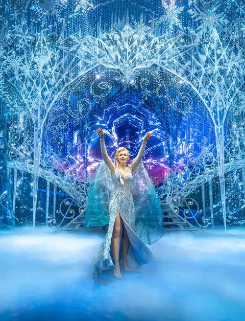Szenenbild von Disneys Die Eiskoenigin das Musical mit Elsa im Eispalast | © Johan Persson