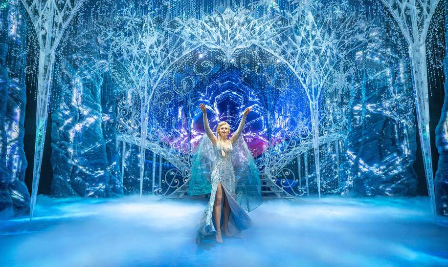Szenenbild von Disneys Die Eiskoenigin das Musical mit Elsa im Eispalast | © Johan Persson