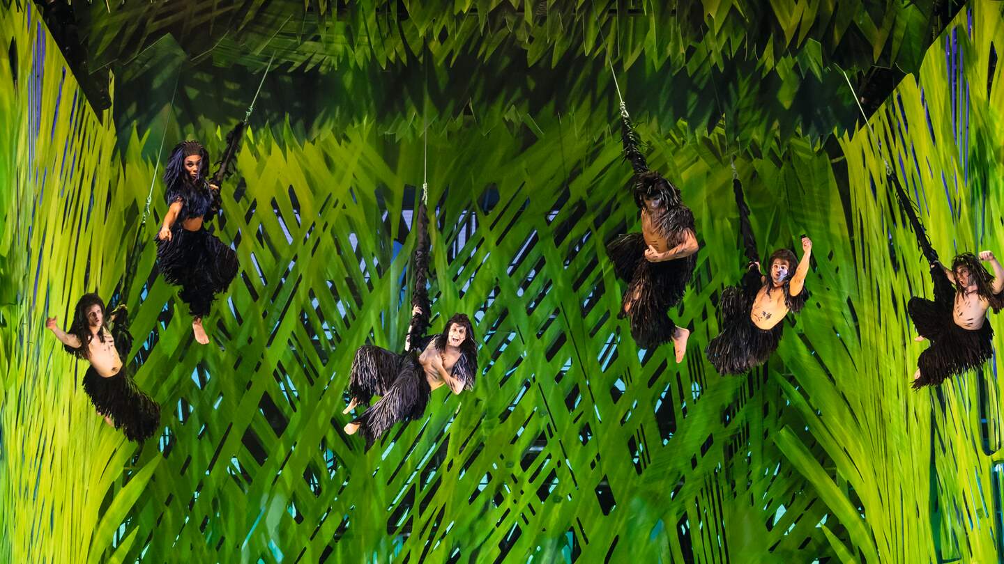 Szenenbild aus dem Musical Disneys Tarzan mit Affen im Dschungel | © StageEntertainment/Johan Persson
