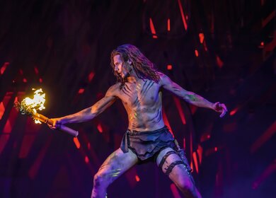 Szenenbild aus dem Musical Disneys Tarzan mit Tarzan im Dschungel | © StageEntertainment/Johan Persson