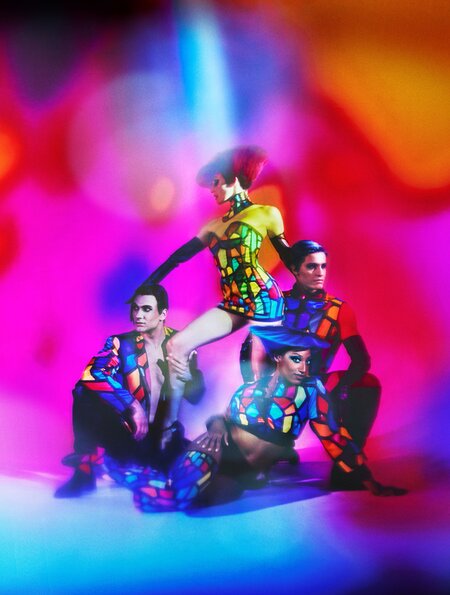 Vier Schauspieler stehen im Opening-Act in bunten Kostümen auf der Bühne. | © Kristian Schuller