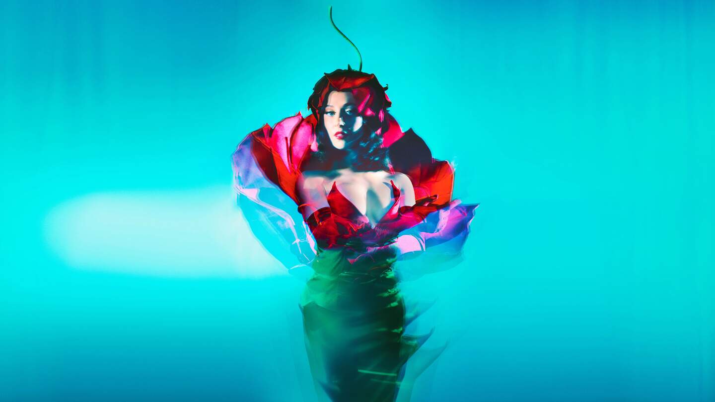 In der Show Blinded by Delight tritt die Schauspielerin in roten Kostümen auf. | © Kristian Schuller