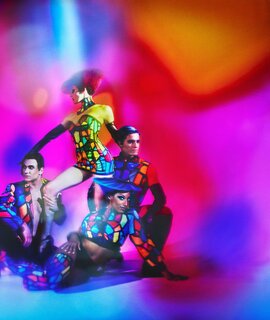 Vier Schauspieler stehen im Opening-Act in bunten Kostümen auf der Bühne. | © Kristian Schuller