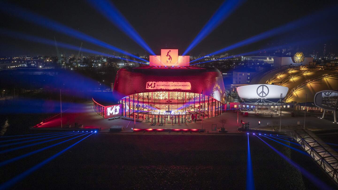 Das Stage Theater an der Elbe in Hamburg erstrahlt anlässlich der Premiere von MJ - das Michael Jackson Musical | © Stage Entertainment/Morris Mac Matzen