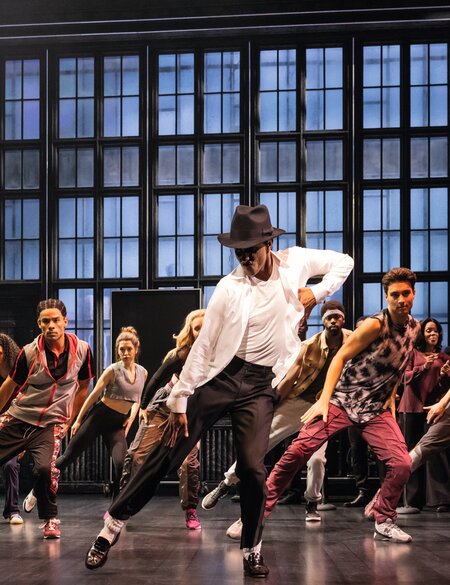 Michael Jackson energische Performance von Beat It im Musical | © Stage Entertainment/Matthew Murphy