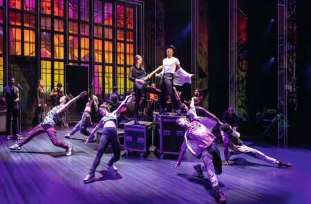 Michael Jackson Performance von Beat It im Musical - ikonische Moves und Look  | © Stage Entertainment/Matthew Murphy