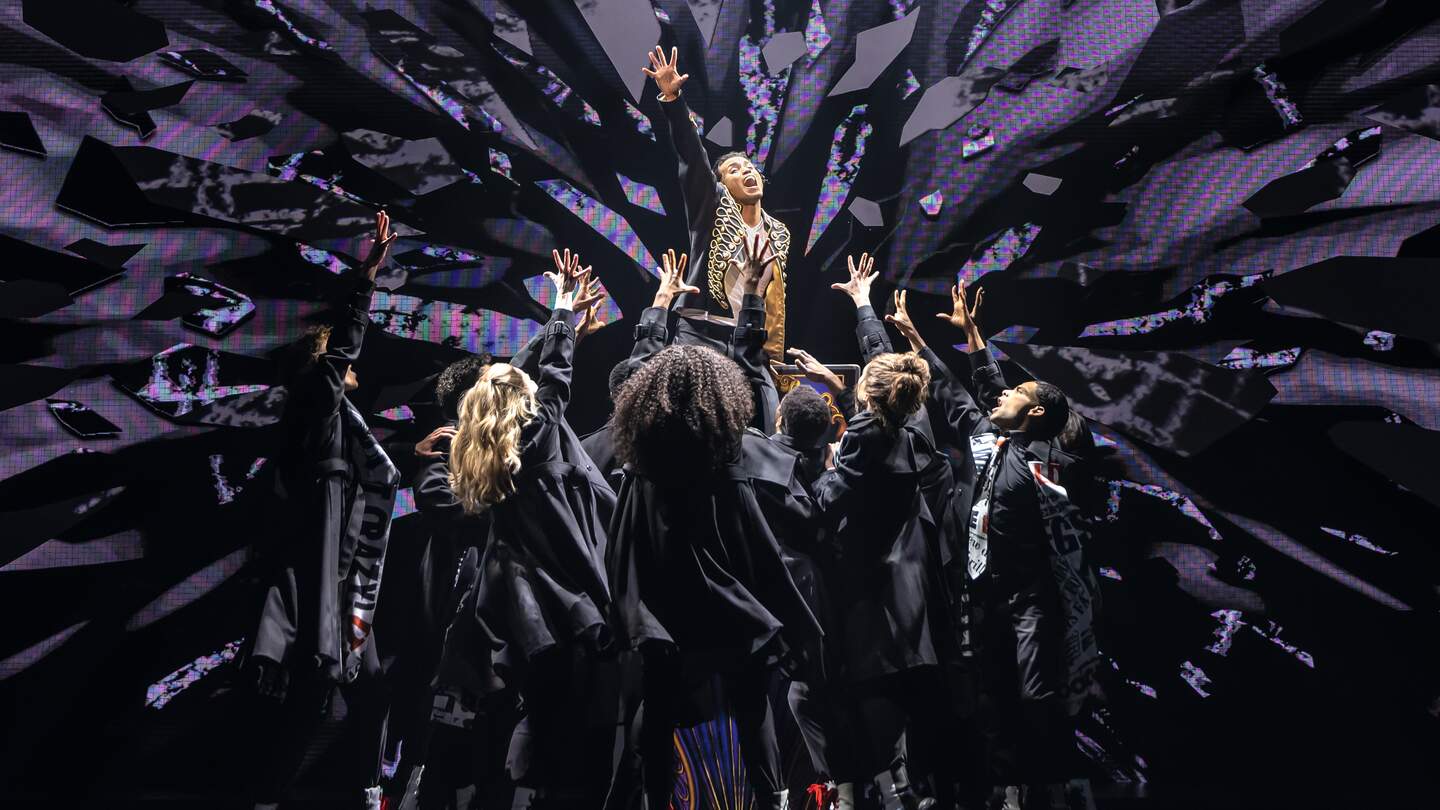 Szene aus dem Michael Jackson Musical: Pressekonferenz  | © Stage Entertainment/Matthew Murphy