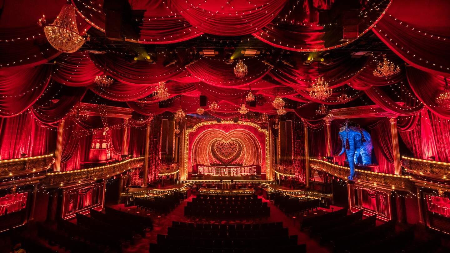Blick auf die Buehne von Moulin Rouge! - das Musical  | © Johan Persson