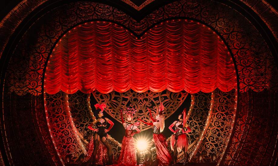 Szenenbild mit Lady Ms aus Moulin Rouge! - das Musical  | © Johan Persson