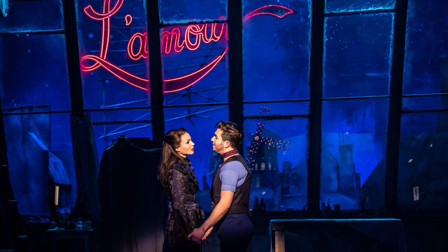 Szenenbild mit Riccardo Greco als Christian und Sophie Berner als Satine aus Moulin Rouge! - das Musical  | © Johan Persson