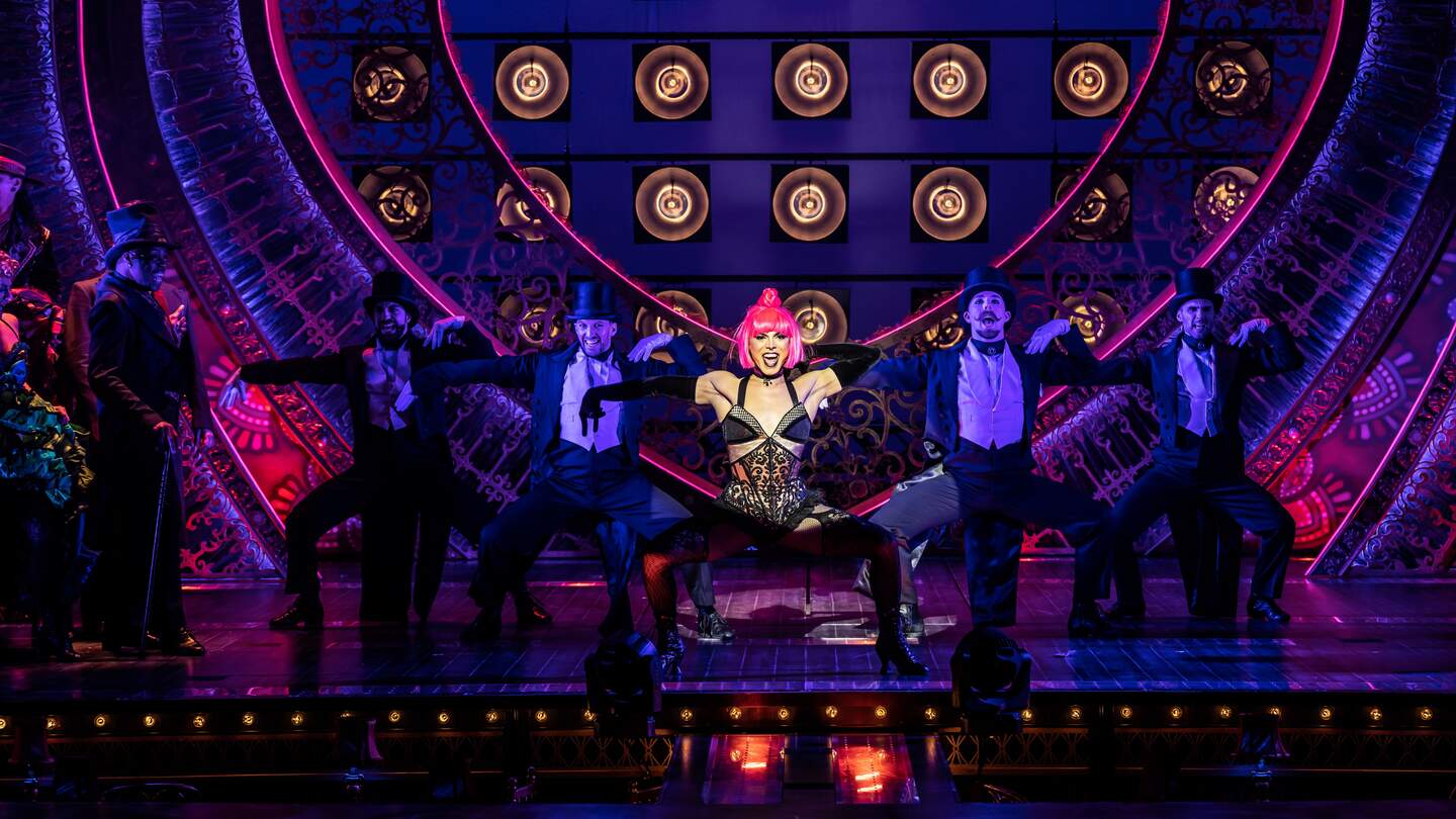 Szenenbild mit Oxa als Baby Doll aus Moulin Rouge! - das Musical  | © Johan Persson