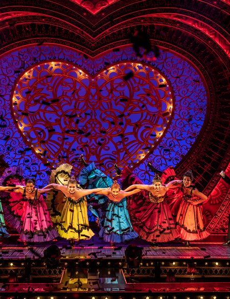 Szenenbild mit Cancan Ensemble aus Moulin Rouge! - das Musical  | © Johan Persson