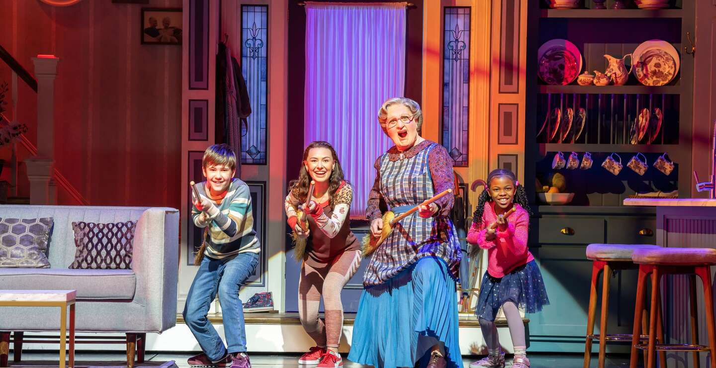 4 Personen tanzen auf der Bühne, Musical Mrs. Doubtfire | © Johann Persson