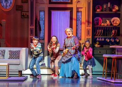 4 Personen tanzen auf der Bühne, Musical Mrs. Doubtfire | © Johann Persson