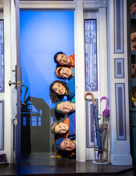 6 Personen schauen aus der Tür | © Johann Persson