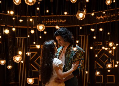 Paul Csitkovics als Romeo und Yasmina Hempel als Julia aus dem Musical Romeo & Julia – Liebe ist alles | © Stage Entertainment/Jordana Schramm