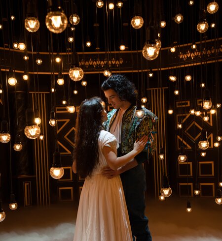 Paul Csitkovics als Romeo und Yasmina Hempel als Julia aus dem Musical Romeo & Julia – Liebe ist alles | © Stage Entertainment/Jordana Schramm