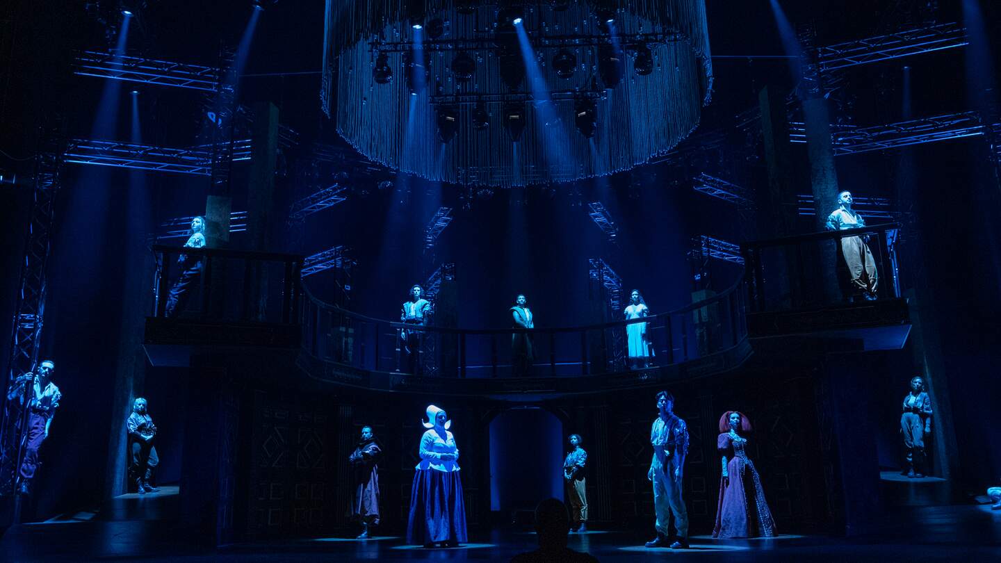 Szenenbild mit Frauen aus dem Musical Romeo & Julia – Liebe ist alles | © Stage Entertainment/Jörn Hartmann