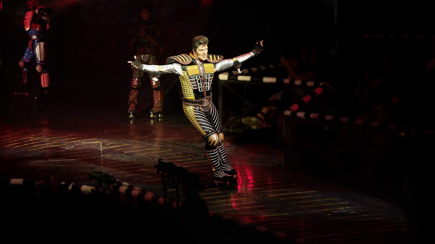 Szenenbild mit Rory McCollum als Diesellok Greaseball aus dem Musical Starlight Express | © Starlight Express/Detlef Overmann