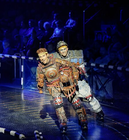Szenenbild mit Max Luca Maus als Dampflock Rusty und Iwan James als Eisenwagen Dustin aus dem Musical Starlight Express | © Starlight Express/Detlef Overmann