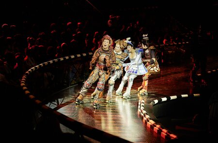 Szenenbild mit Max Luca Maus als Dampflok Rusty mit Waggons aus dem Musical Starlight Express | © Starlight Express/Detlef Overmann
