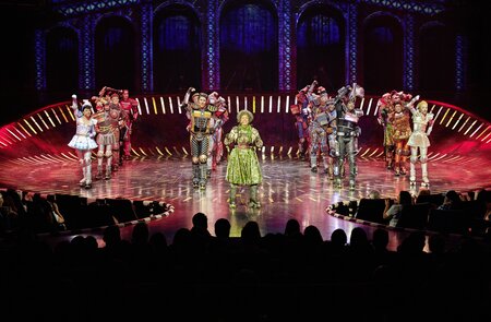 Szenenbild mit Reva Rice als Dampflok Mama mit Ensemble aus dem Musical Starlight Express | © Starlight Express/Detlef Overmann