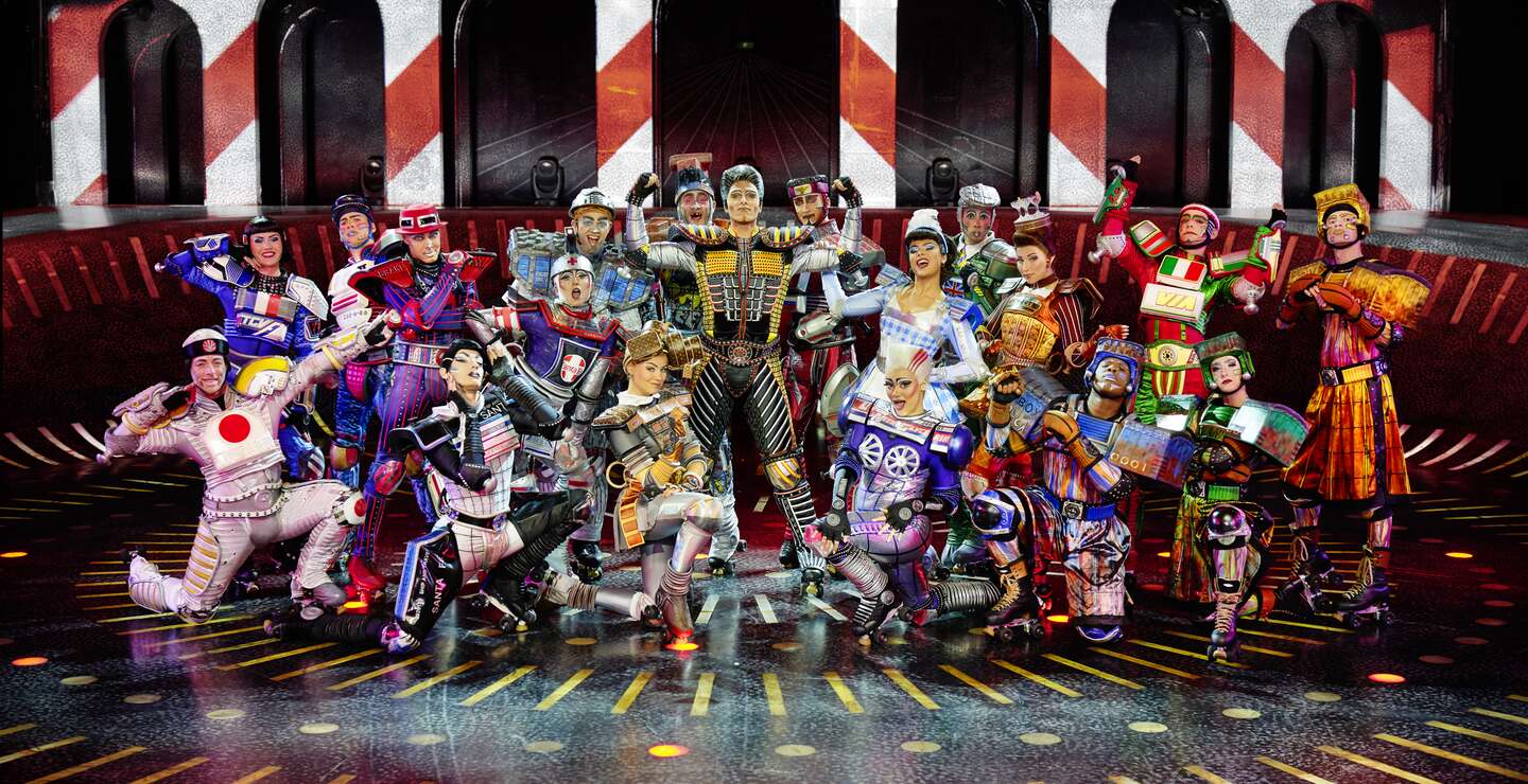 Szenenbild mit Rory McCollum und Ensemble als Diesellok Greaseball aus dem Musical Starlight Express | © Starlight Express/Detlef Overmann