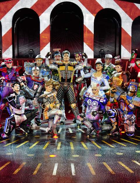 Szenenbild mit Rory McCollum und Ensemble als Diesellok Greaseball aus dem Musical Starlight Express | © Starlight Express/Detlef Overmann