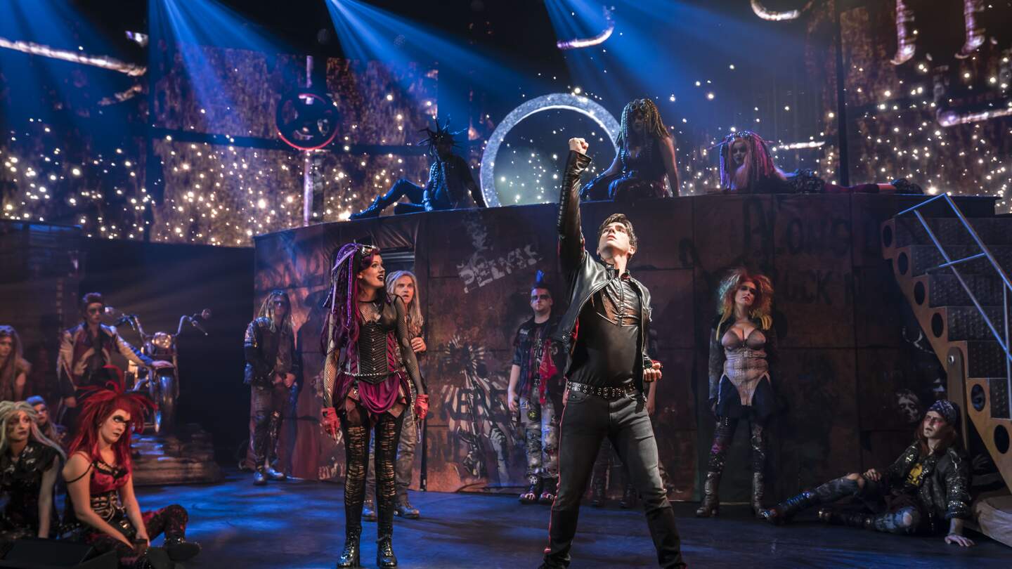 Szene aus dem energiegeladenen Musical „We Will Rock You“ mit den ikonischen Songs der Rockband Queen | © Stage Entertainment/Johan Persson